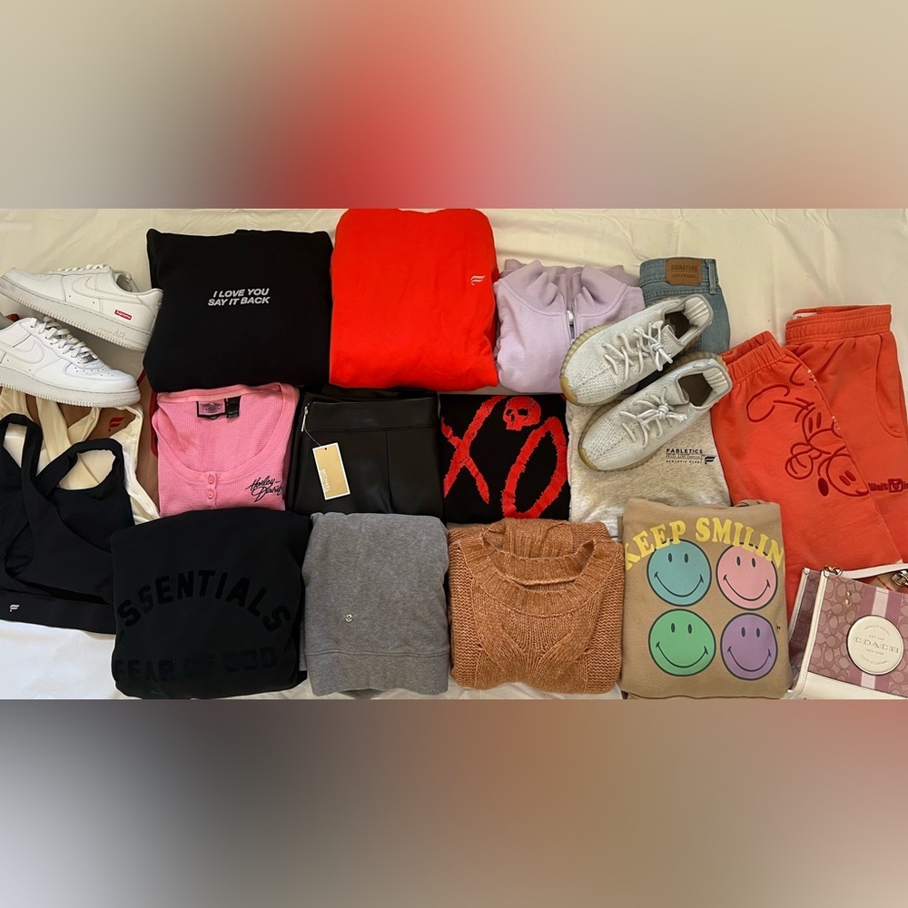 THRIFTEDBYKELBI IS LIVE - SO MANY GIVY’S & FREEBIES - LIKE THIS TO BE NOTIFIED!🤍 - Picture 4 of 16
